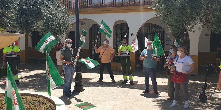 Nuevas concentraciones frente al Ayuntamiento de Bormujos para exigir el mantenimiento del servicio de limpieza público con la Mancomunidad del Guadalquivir